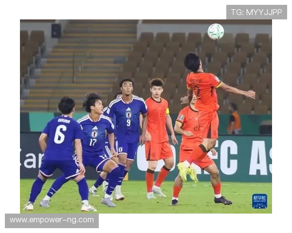 中国足球队迎战日本队，备战亚洲杯全力以赴，期待晋级决赛的荣耀时刻