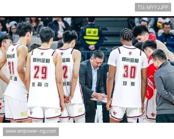 中国篮球联赛赛季初开局火热 多支球队激烈角逐力争季后赛席位 中国篮球联赛赛季初开局火热 多支球队激烈角逐力争季后赛席位